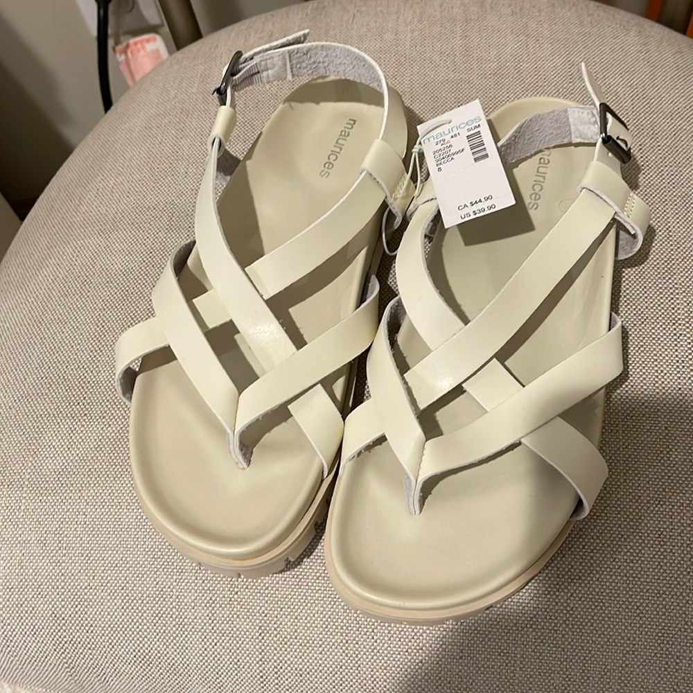 Maurice’s women’s sz 8 sandals ecru colored sandals with silver side buckles NWT